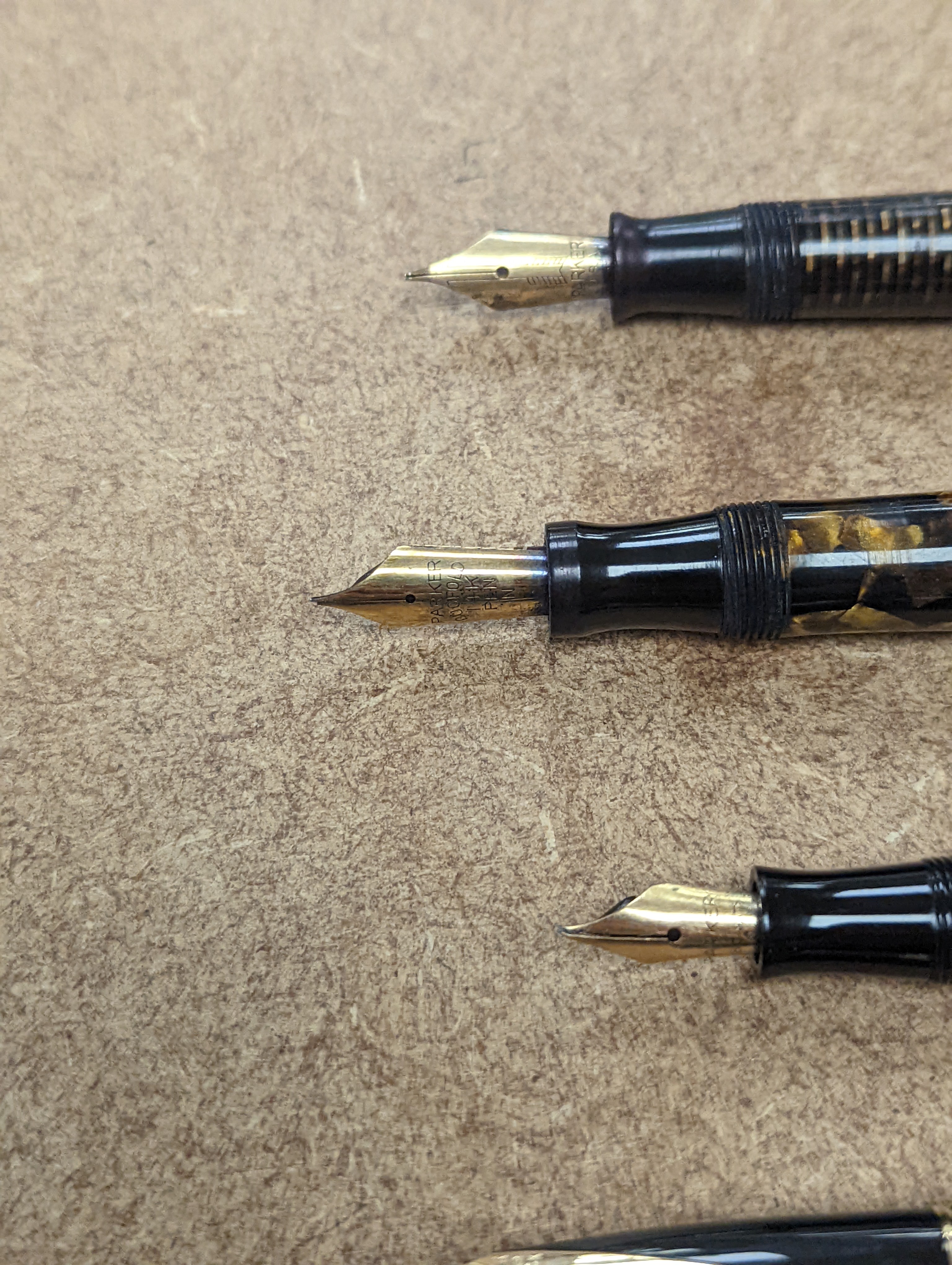 A quantity of fountain pens, 19 in total.